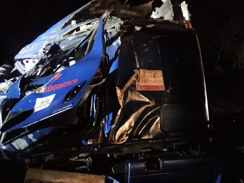 Muere trailero en aparatoso choque en la Xalapa-Perote