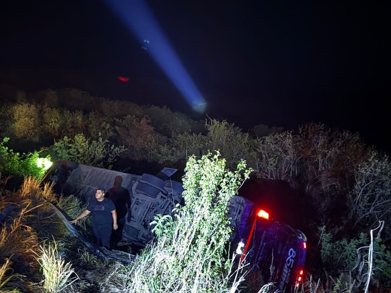 Muere una mujer tras volcadura de ADO