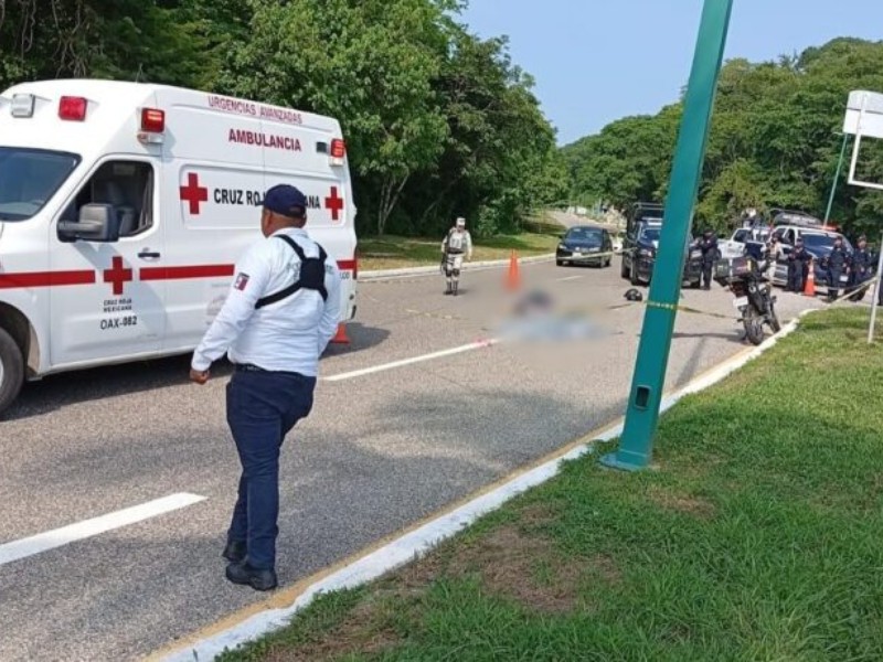 Muere una pareja en motocicleta al impactar con un camión en Huatulco