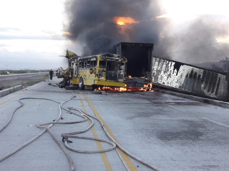 Muere una persona al impactarse tráiler y camión