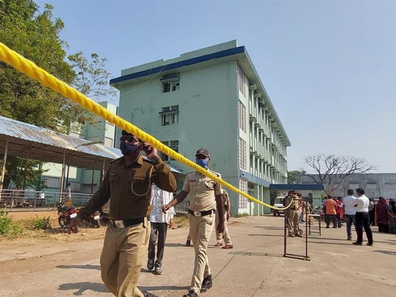 Mueren 10 bebés en incendio de hospital en la India