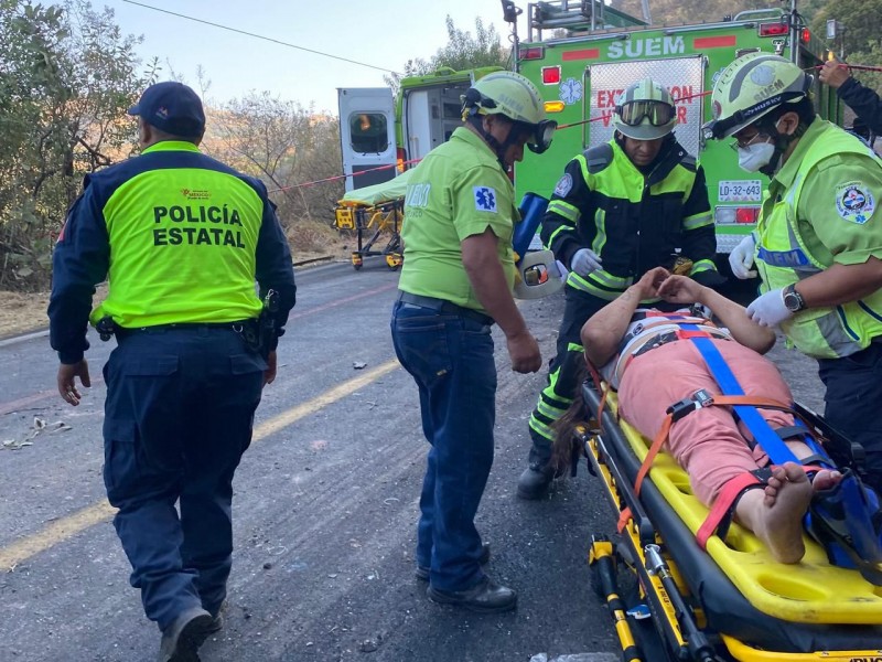 Mueren 14 peregrinos tras volcar su autobús en Malinalco