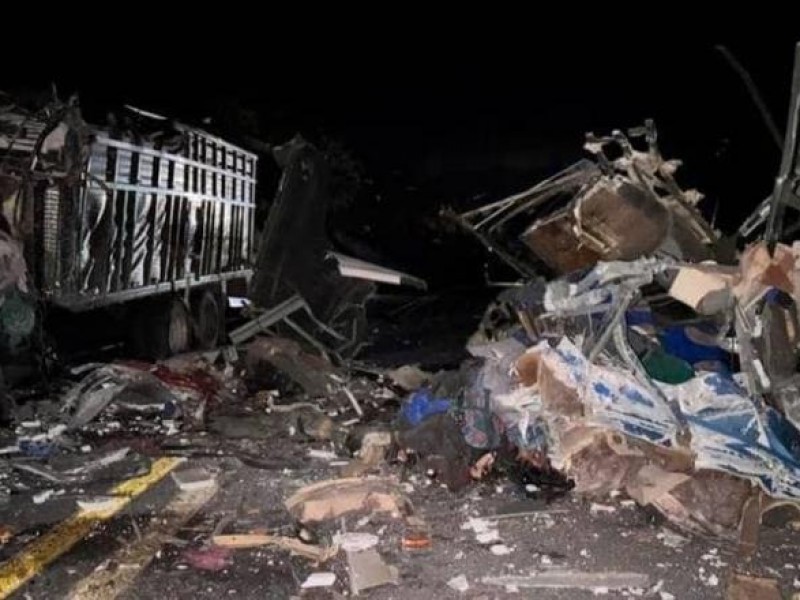 Mueren 16 migrantes en accidente carretero en Oaxaca