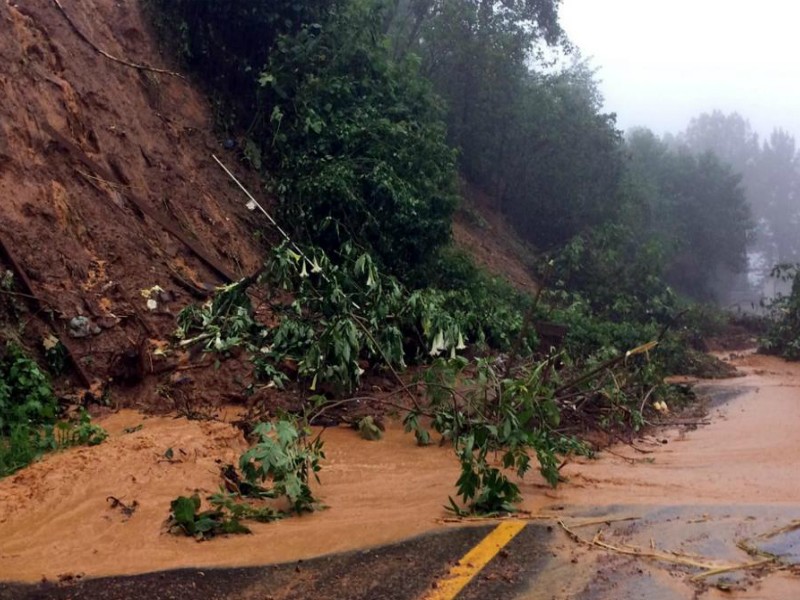 Mueren 6 en deslave de cerro en Oaxaca