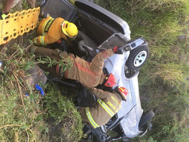 Mueren 6 en volcadura en Zacoalco de Torres