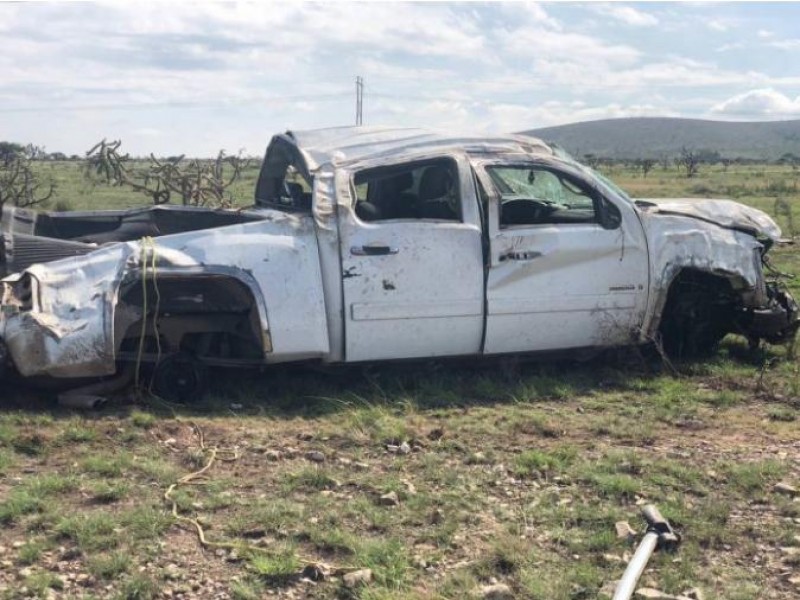 Mueren adulto y dos menores en volcadura