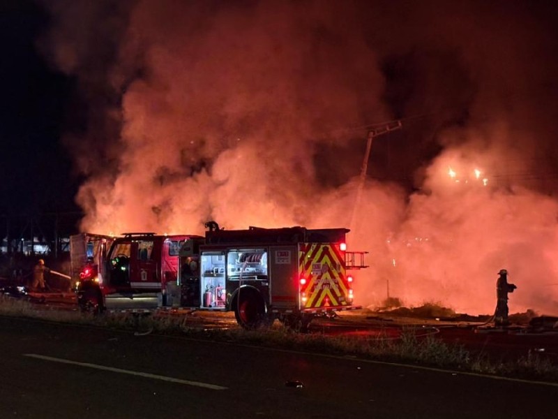 Mueren calcinados choferes tras impacto en la Iraupato-Abasolo