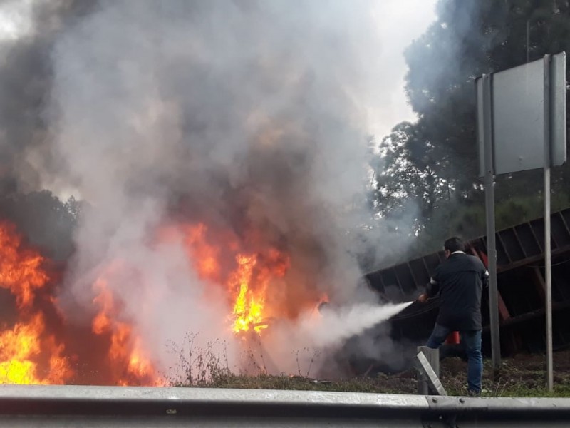 Mueren cuatro en choque en la Siglo 21