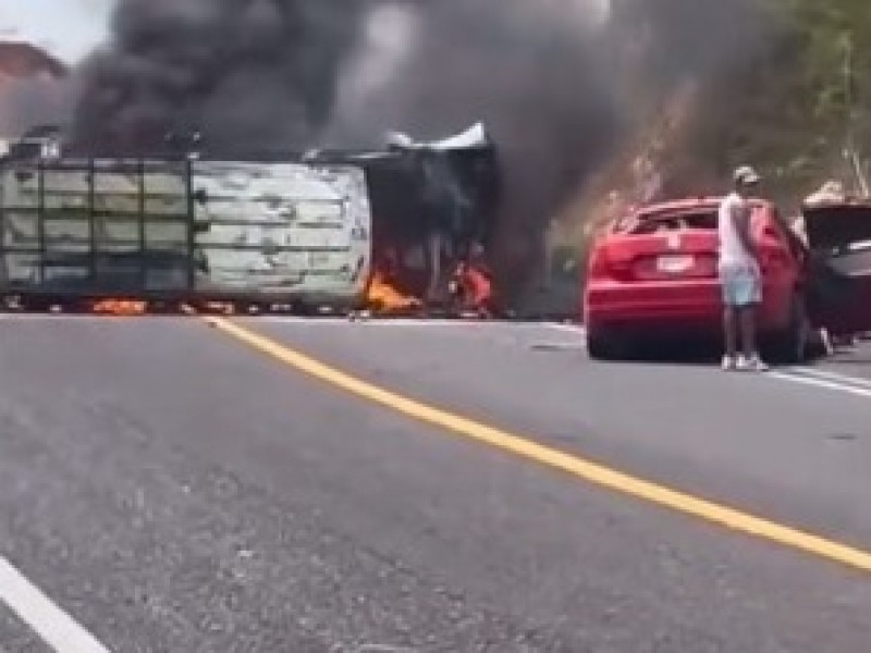 Mueren cuatro personas en accidente en carretera Zihuatanejo-Lázaro Cárdenas