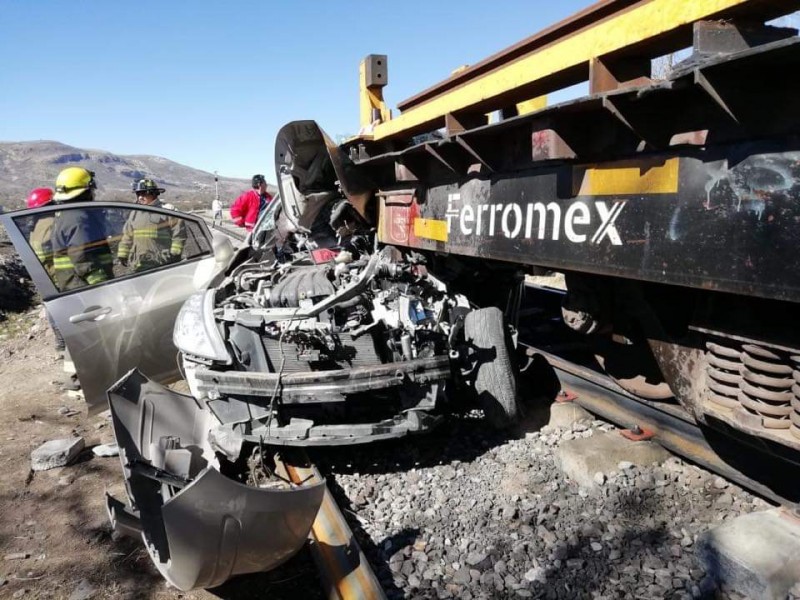 Mueren cuatro personas en choque con el tren