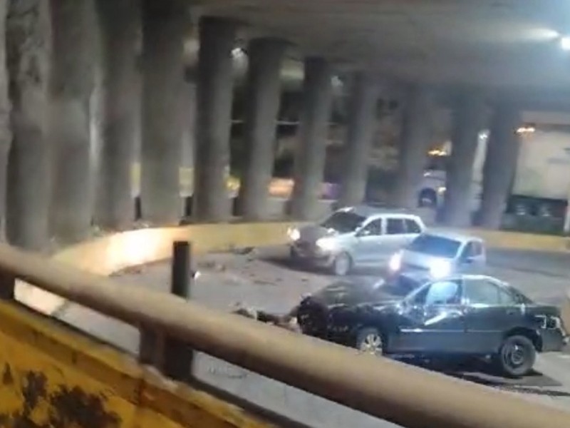 Mueren dos hombres en accidente automovilístico sobre periférico sur
