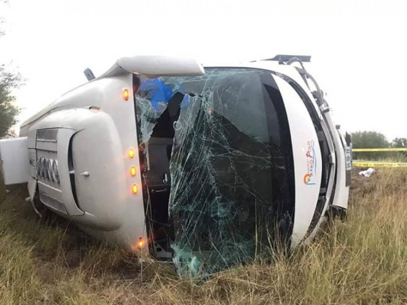 Mueren dos integrantes del FRENAAA tras volcadura de autobús