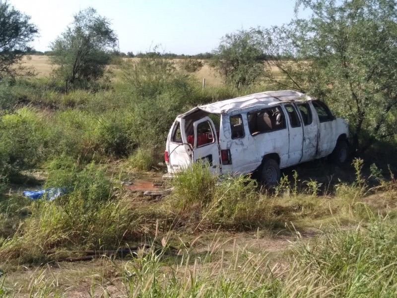 Mueren dos jornaleros al volcar taxi colectivo