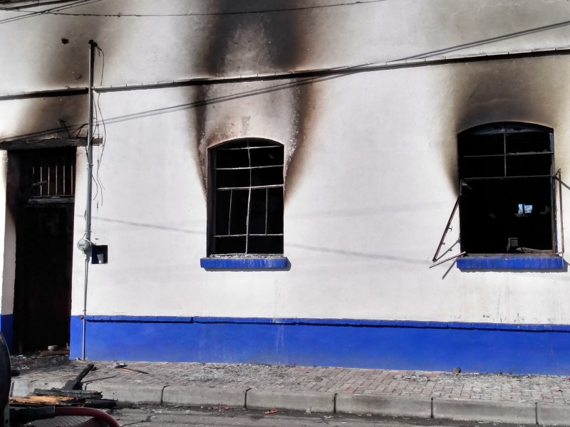 Mueren dos menores y su madre en incendio