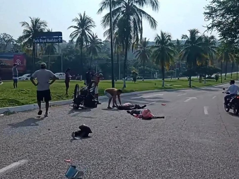 Mueren dos motociclistas tras accidente en Huatulco
