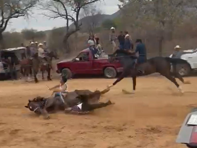 Mueren dos personas durante carrera de caballos en Choix