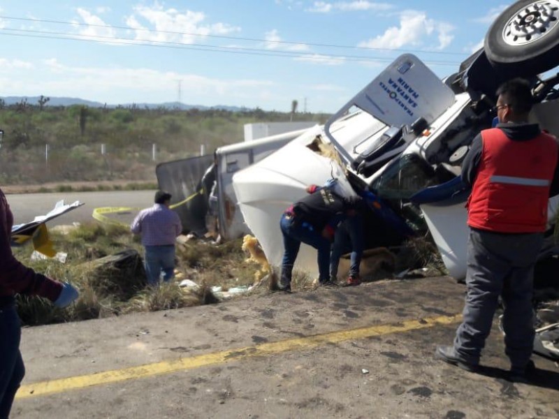 Mueren mujer y bebé tras volcadura