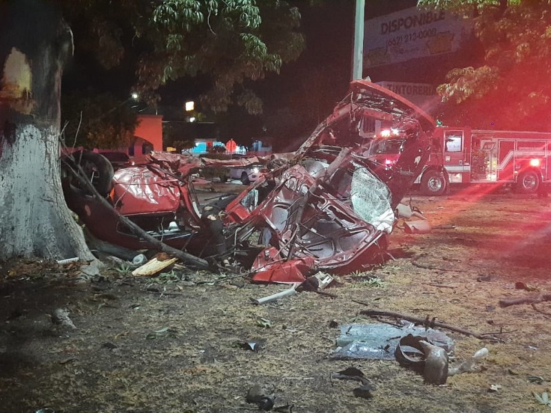 Mueren dos en choque de vehículo contra árbol