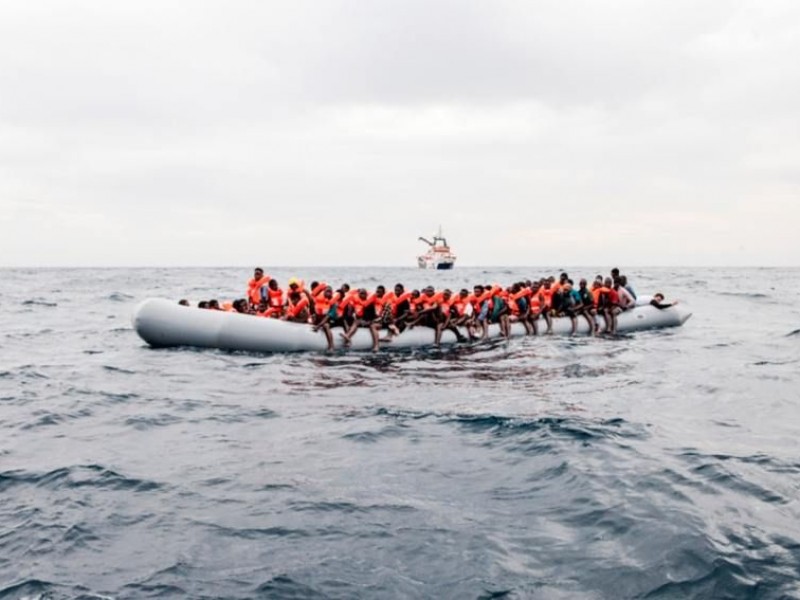 Mueren tres niños y una mujer en naufragio en Grecia