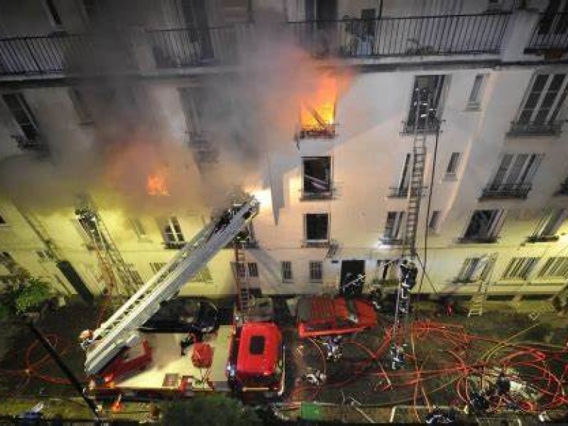 Mueren tres personas en un incendio de un edificio en París