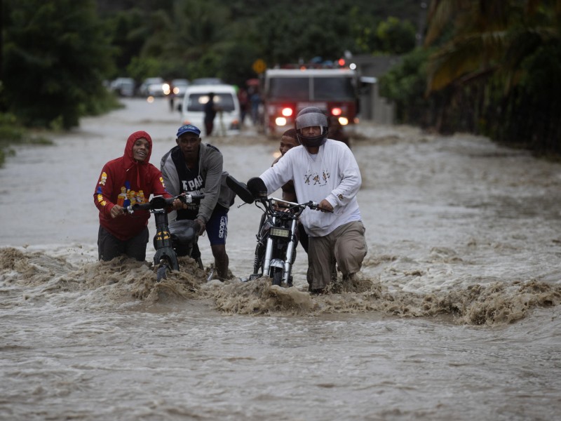 Muertos y miles de desplazados por lluvias en República Dominicana