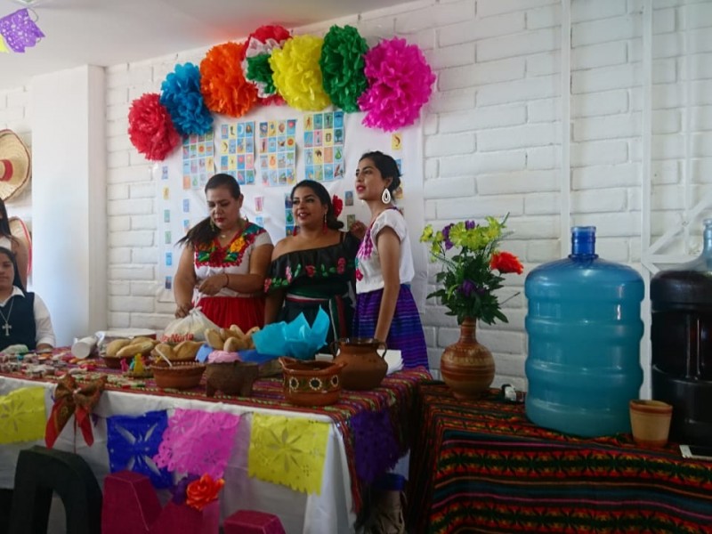 MUESTRA GASTRONÓMICA ALUSIVA AL MES PATRIO UPN...