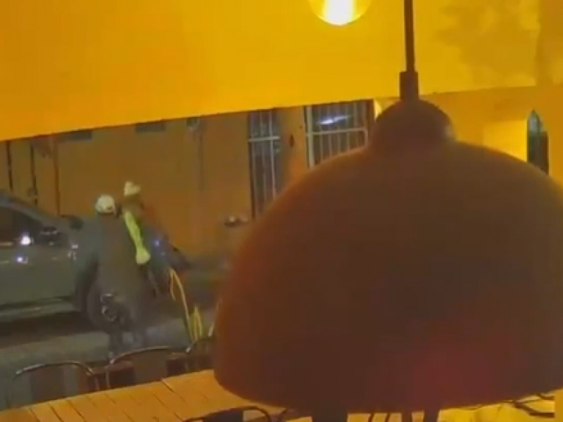 Muestran vídeo de sujeto que rompió varios parabrisas en Zihuatanejo