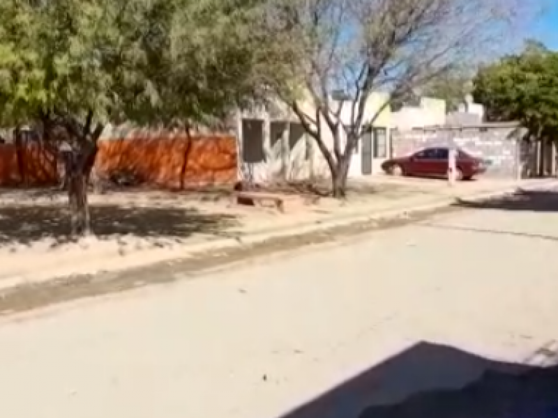 Mujer abandona a su hija en casa de una amiga