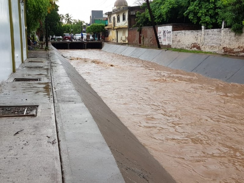 Mujer arrastrada por el arroyo del piojo sigue sin aparecer