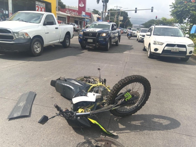 Mujer arrolla a motociclista y se da a la fuga
