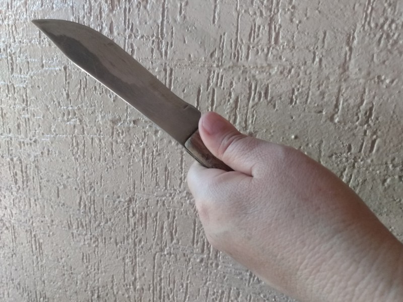 Mujer ataca a su esposo con cuchillo de cocina