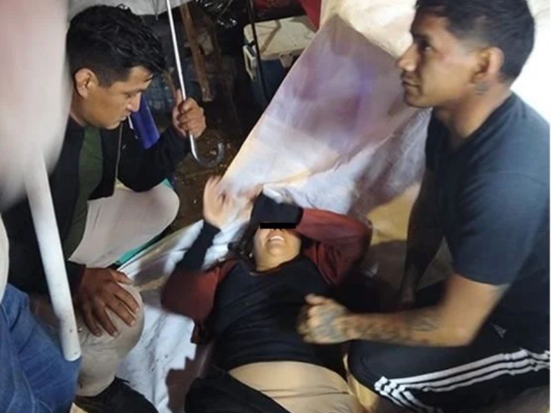 Mujer cae de juego mecánico en San Miguel Canoa