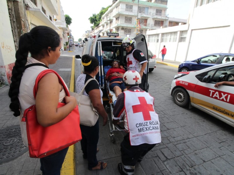 Mujer cae en registro en mal estado