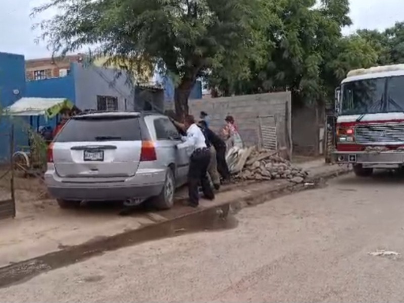 Mujer choca su vehículo contra  árbol