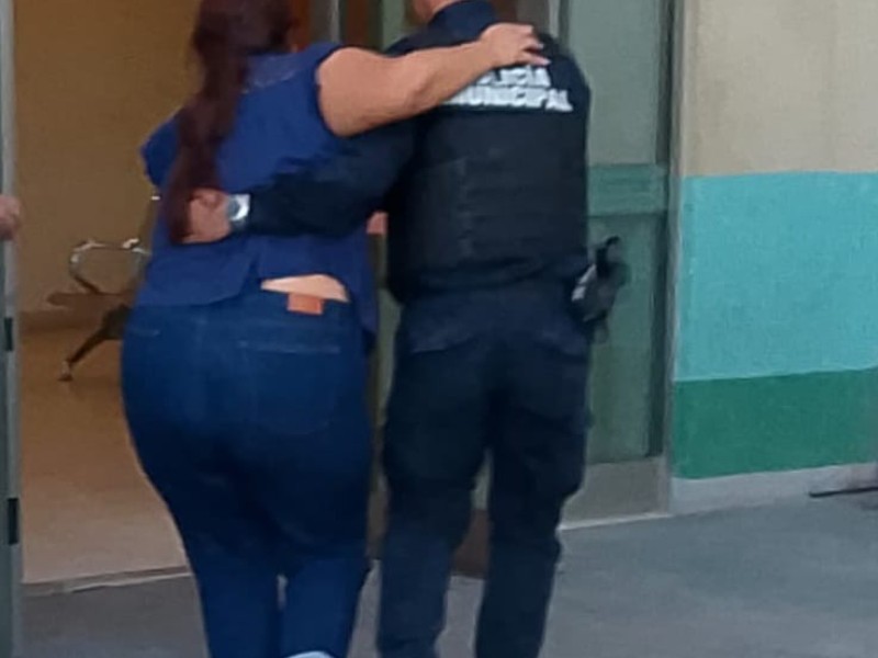 Mujer con problemas de salud es auxiliada por policías municipales