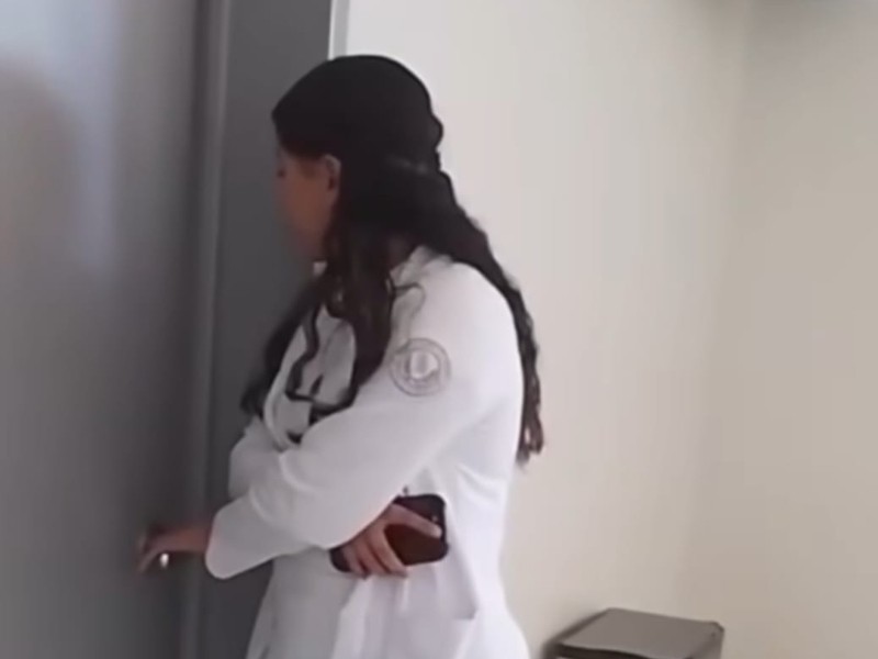 Mujer da a luz en un baño de hospital