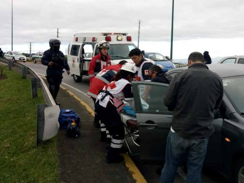 Mujer da a luz en distribuidor vial