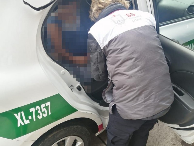 Mujer da a luz en un taxi