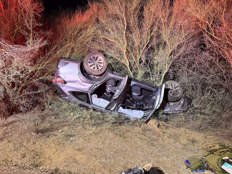Mujer de 91 años vuelca su vehículo en carretera