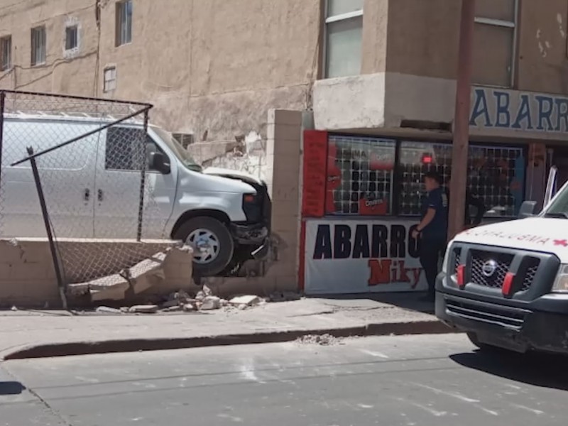 Mujer de la tercera edad impacta su auto en pared