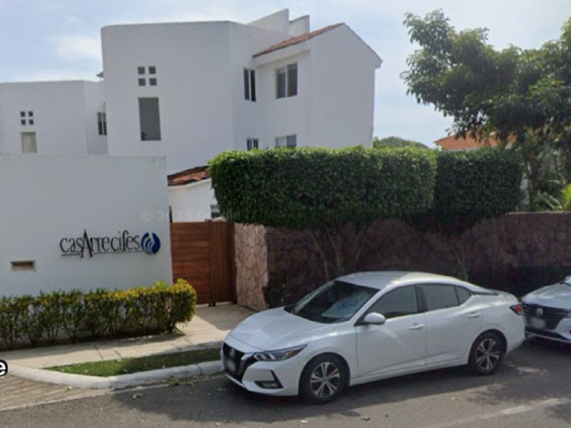 Mujer de Michoacán muere al caer de un tercer piso en Ixtapa