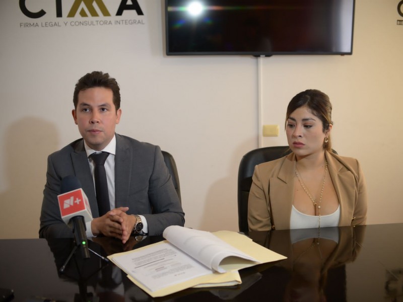 Mujer denuncia a médico por cirugía estética mal practicada