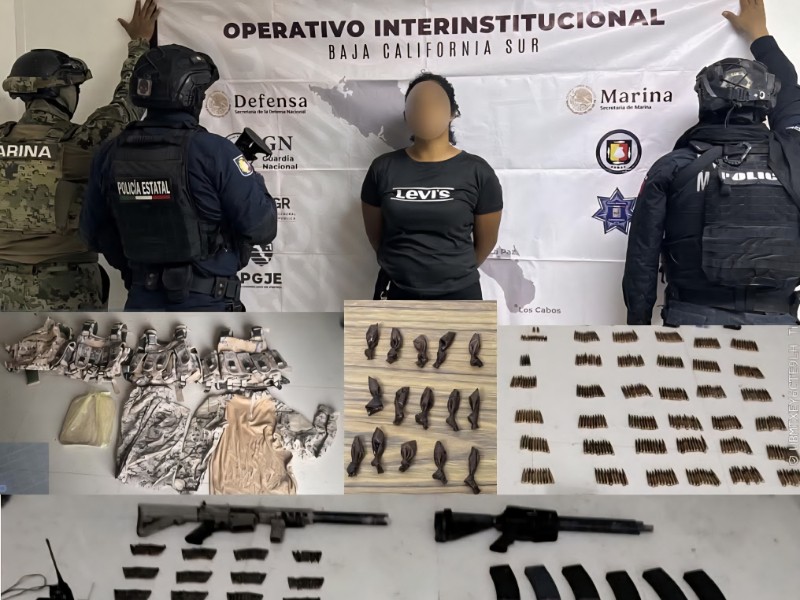 Mujer detenida y aseguramiento de armas y droga tras operativo en Comondú