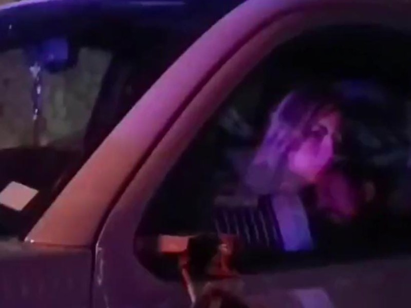 Mujer ebria choca e intenta atropellar a afectados en Puebla