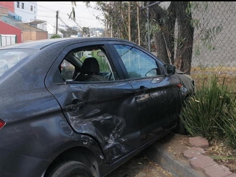 Mujer en estado de ebriedad choca y huye