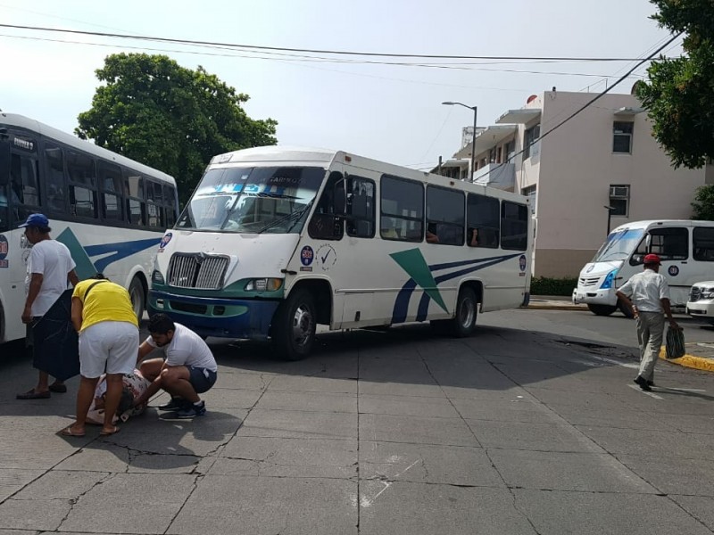 Mujer es atropellada por autobús del transporte público