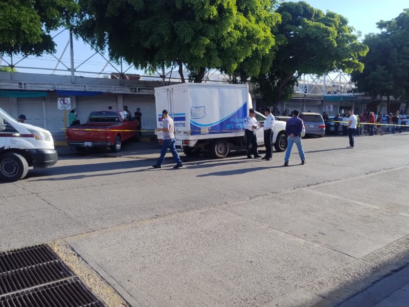 Mujer fallece tras ser embestida por camioneta frigorífica en Mercado Independencia