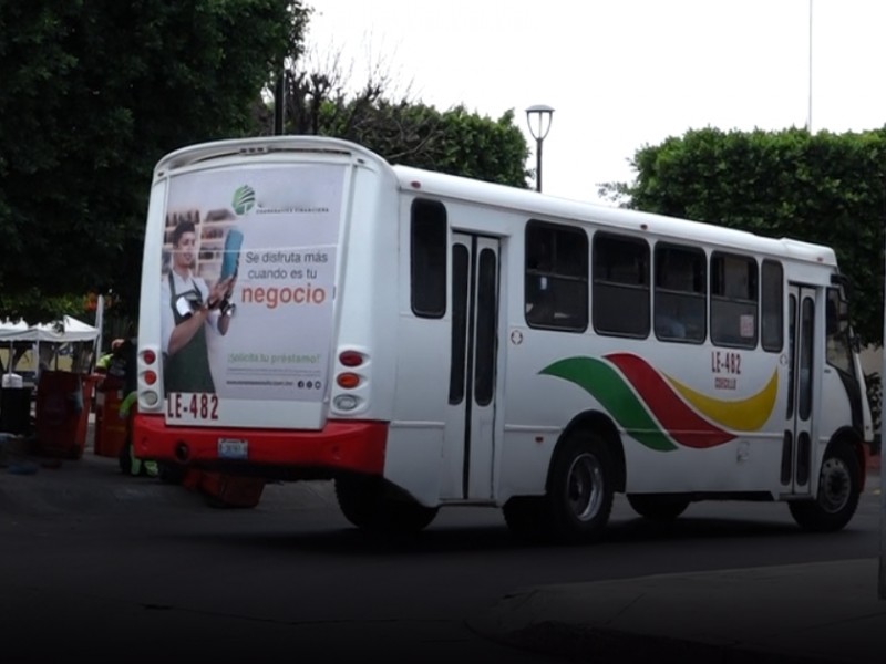 Mujer herida por autobus, sigue sin recibir atención del SIT