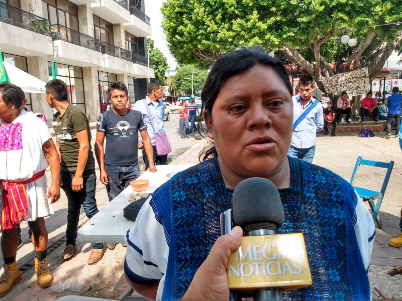 Indígenas permanecen en plantón en el congreso