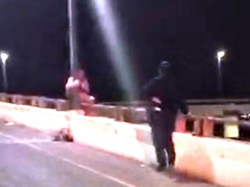 Mujer intenta arrojarse de puente y policías preventivos lo evitan